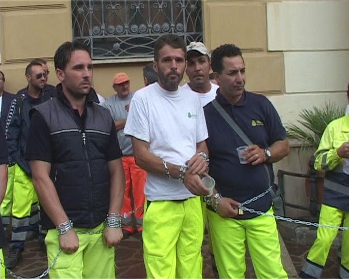 Agrigento, prosegue lo sciopero dei rifiuti gli operatori ecologici si incatenano davanti la Prefettura